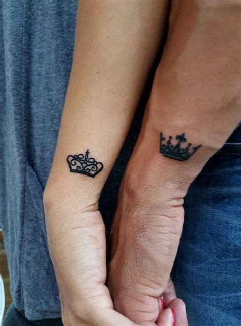 amor coronas significado tatuajes para parejas|54 tatuajes de coronas con significado para mujeres, hombres y。